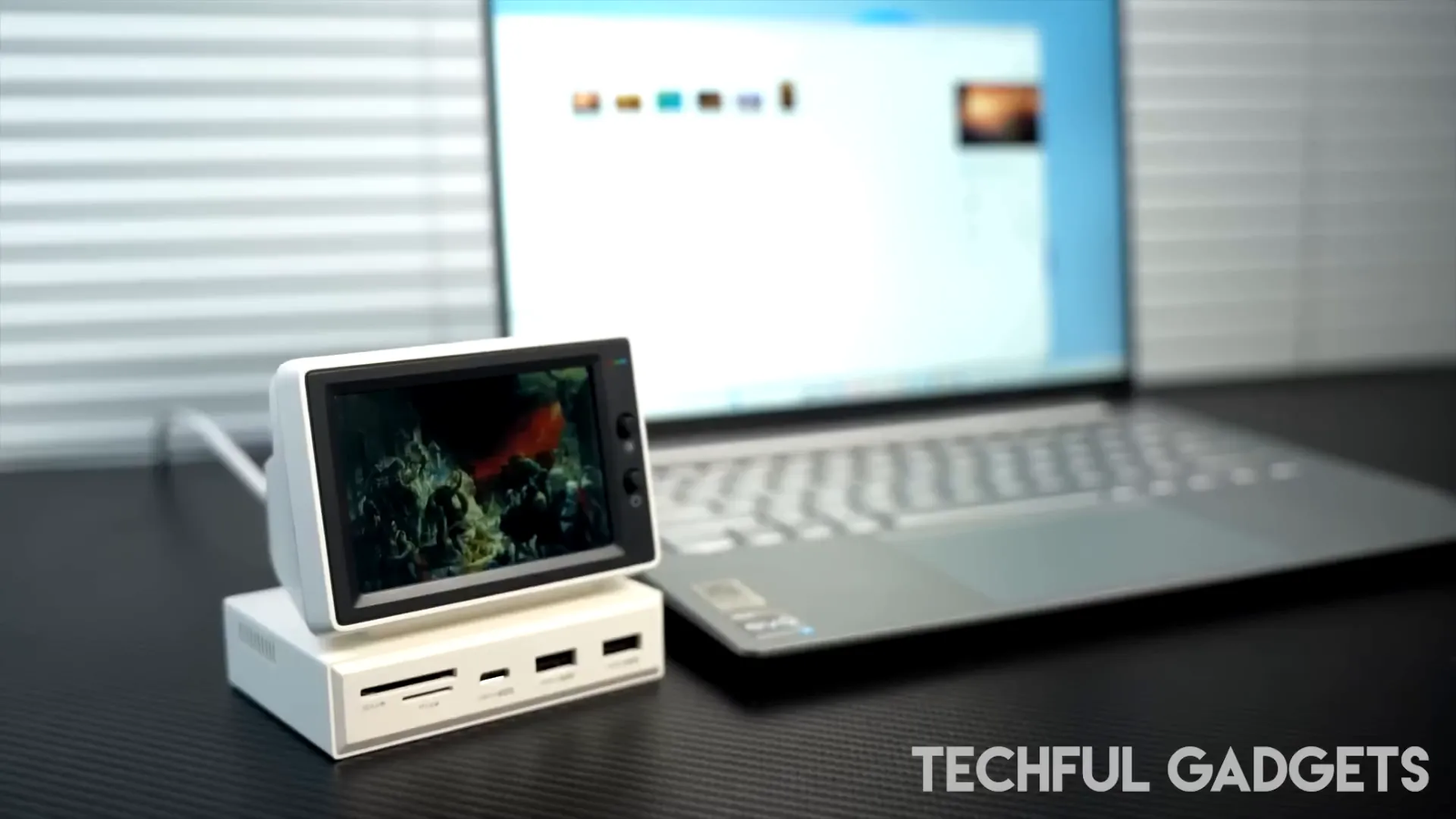 HIUS IPS USB Mini Screen showing connections