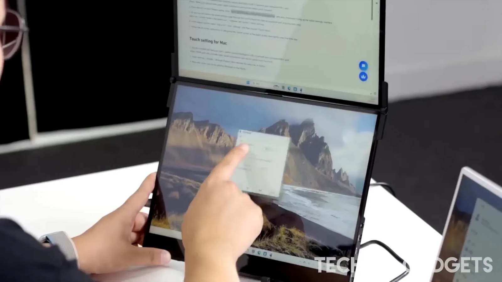 JSAUX FlipGo Dual Monitor in action